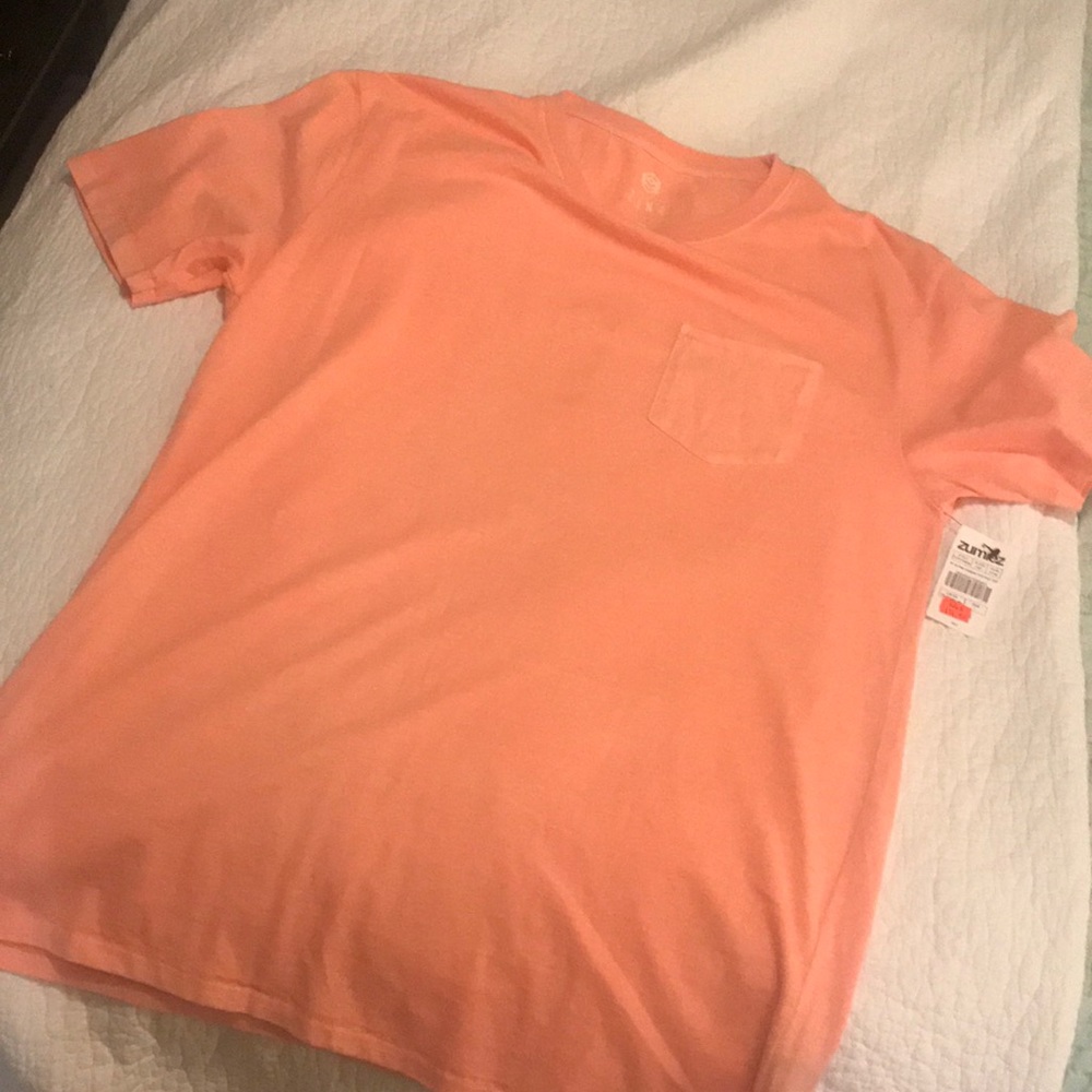 Large Salmon colored men’s Tee.